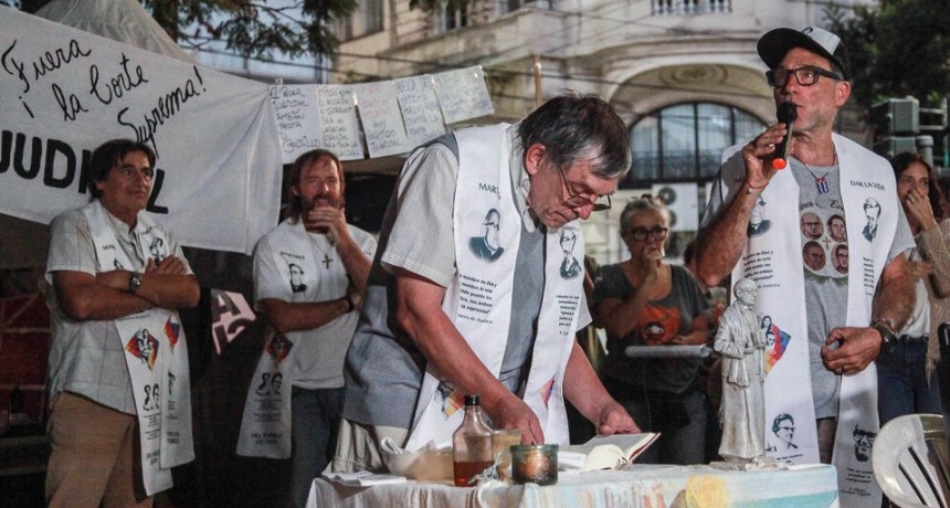 RADIOKTUBRE INFO….  Huelga de hambre frente al Palacio de los Tribunales …Por Simón Suarez   Ver mas….