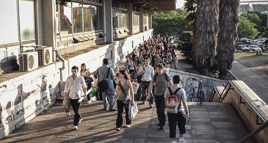 RADIOKTUBRE INFO…. LAS UNIVERSIDADES NACIONALES AL BORDE DEL CIERRE   ….Por Simòn Suàrez