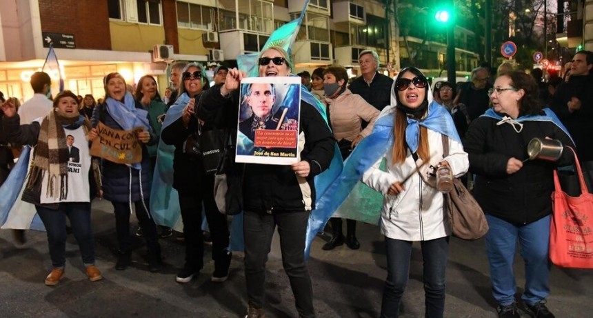 RADIOKTUBRE INFO….CON PERMISO PARA PORTAR UNA BOMBA MOLOTOV EN LA MOCHILA    ….Por Simòn Suàrez