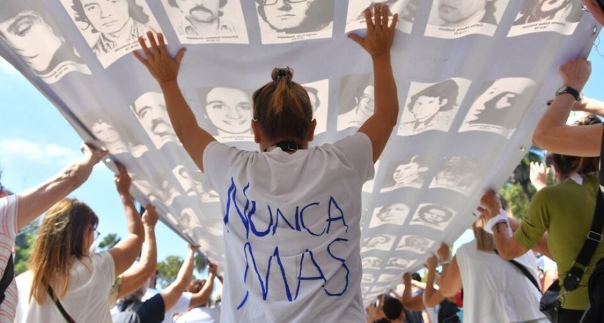 RADIOKTUBRE INFO….  UNA ENORME MAREA POR LA MEMORIA  ….Por Simòn Suàrez