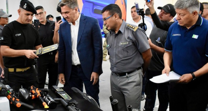 RADIOKTUBRE INFO…….. El gobernador Zdero presentó la Unidad Ciclista de Acción Rápida, las armas no letales y entregó equipamiento   …… Por Simòn Suarez