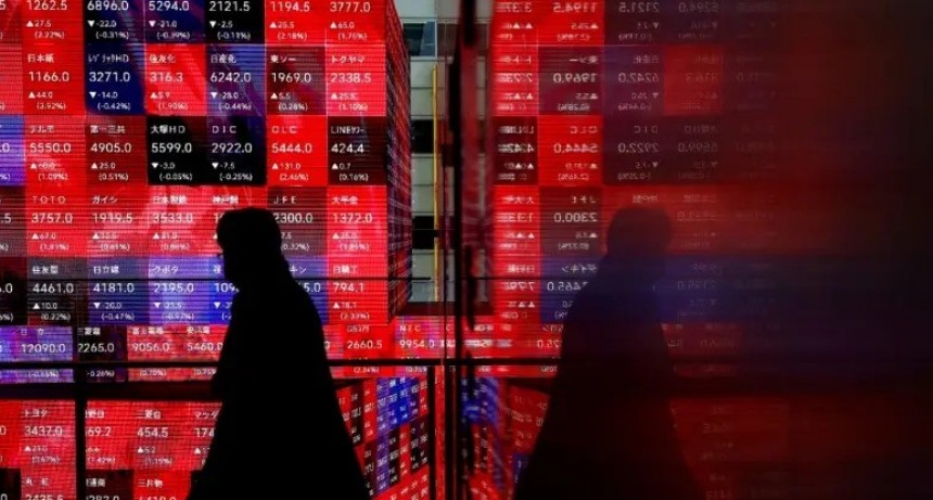 RADIOKTUBRE INFO…… La guerra en Medio Oriente disparó el petróleo a más de US$ 110 y se espera un lunes negro en los mercados  ..Por Simon Suarez…