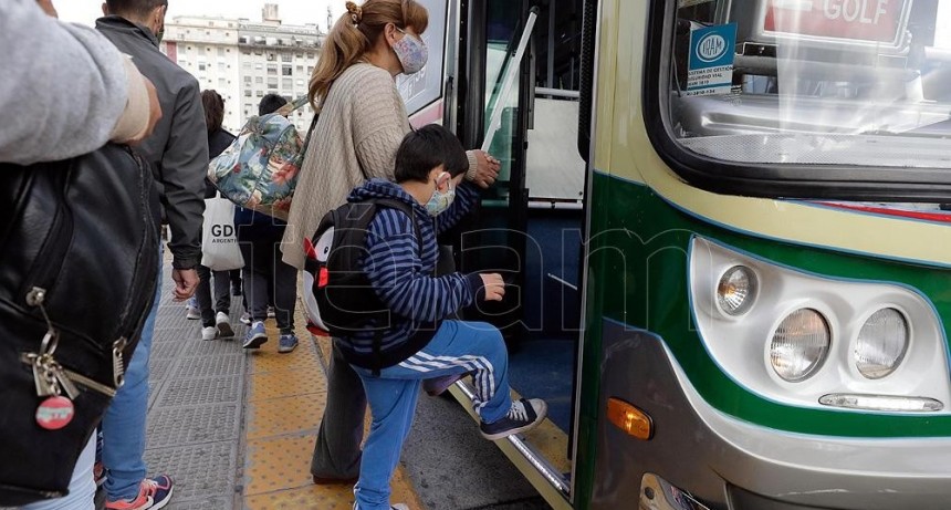 RADIOKTUBRE INFO...Quiénes deben tramitar el permiso para usar el transporte público y cómo hacerlo..Por Simón Suárez ..Ver mas..