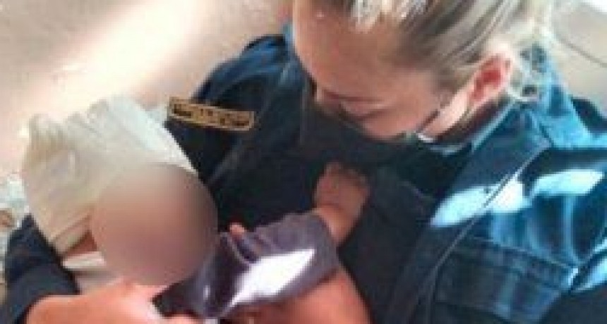 RADIOKTUBRE INFO ..MUJER POLICIA AMAMENTÓ BEBE HERIDO...Por Simón Suárez..ver mas