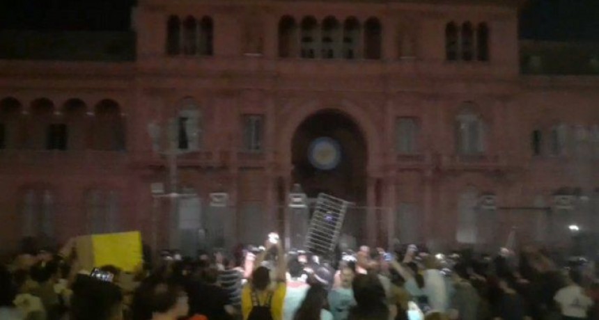 RADIOKTUBRE INFO-  Manifestantes anticuarentena se pelearon frente a Casa Rosada-Por Simón Suárez..ver mas