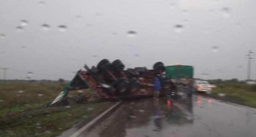 RADIOKTUBRE INFO..-Tras las lluvias, un camión volcó su acoplado en la ruta 95-Por Simón Suárez…..Ver mas..