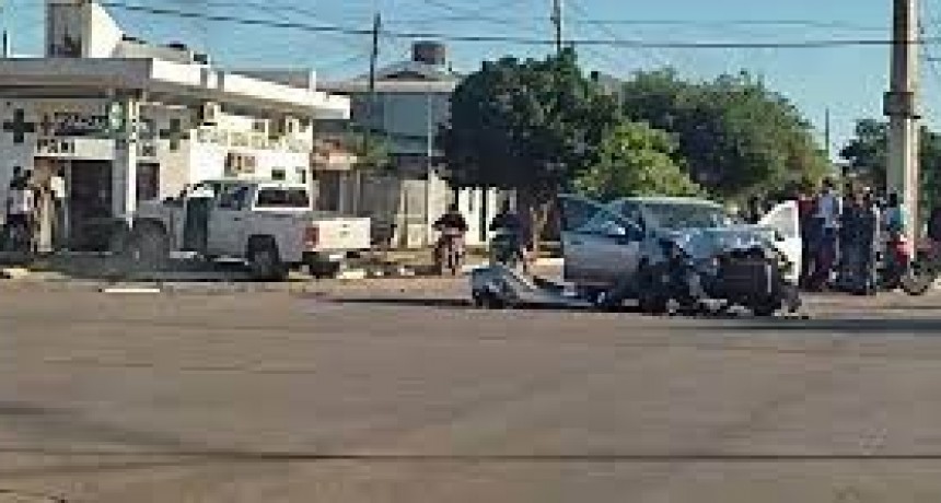 RADIOKTUBRE INFO..- Una camioneta chocó a un auto y terminó en una farmacia  -Por Simón Suarez..Ver mas..