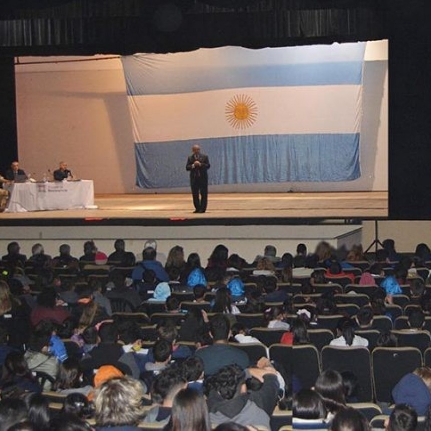 RADIOKTUBRE INFO..-  Más de 1500 alumnos escucharon experiencias de pilotos veteranos de Malvinas -Por Simón Suarez..Ver mas..