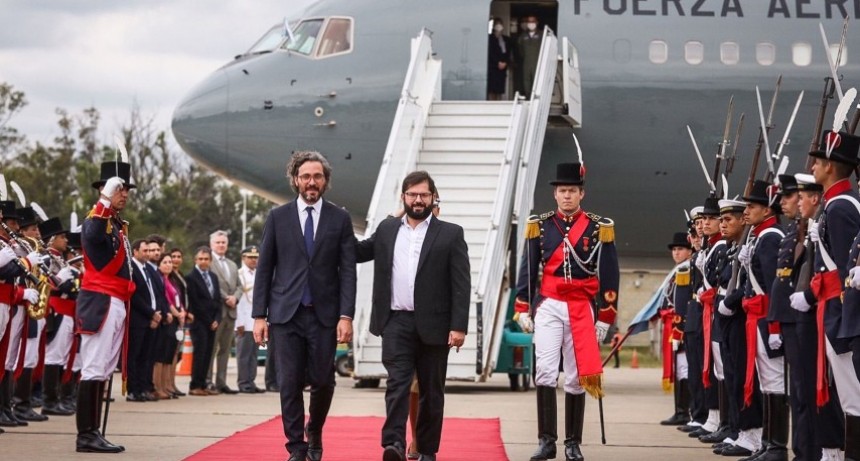 RADIOKTUBRE INFO..-  Boric llegó a la Argentina y será recibido por Alberto Fernández -Por Simón Suarez..Ver mas..