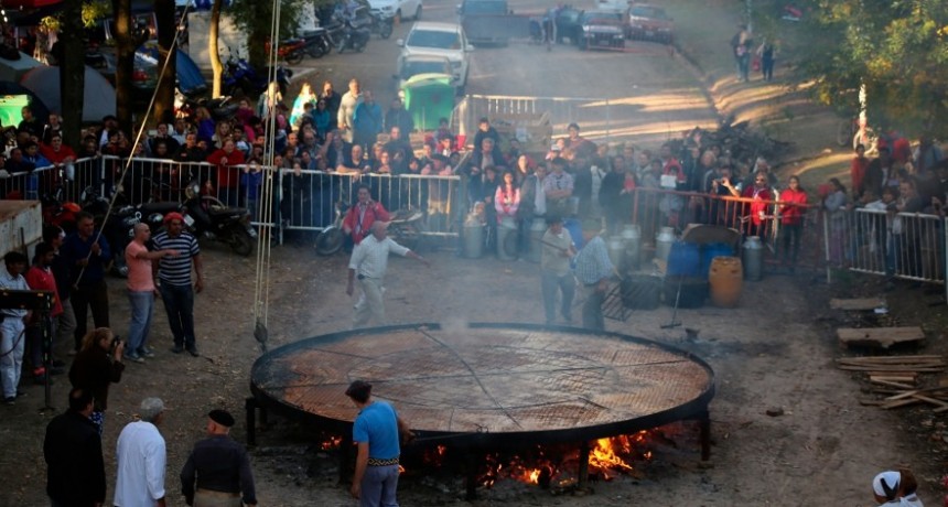 RADIOKTUBRE INFO..- La Fiesta de la Torta Frita : atractivo para turistas y vecinos y un homenaje a Malvinas  -Por Simón Suarez..Ver mas..	