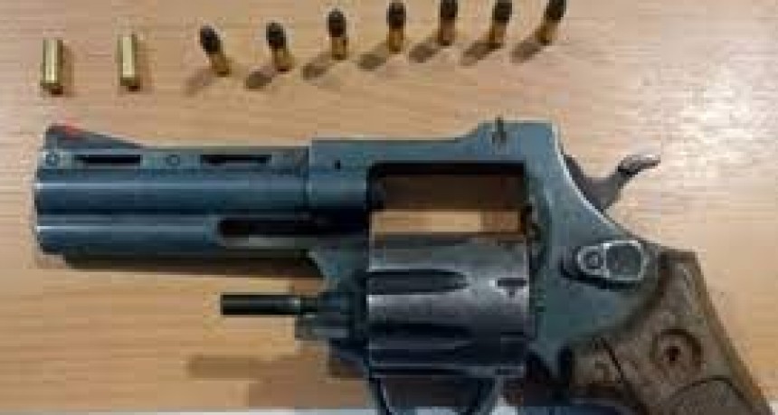 RADIOKTUBRE INFO..-  Detuvieron a un supuesto remisero con un arma -Por Simón Suarez..Ver mas..	