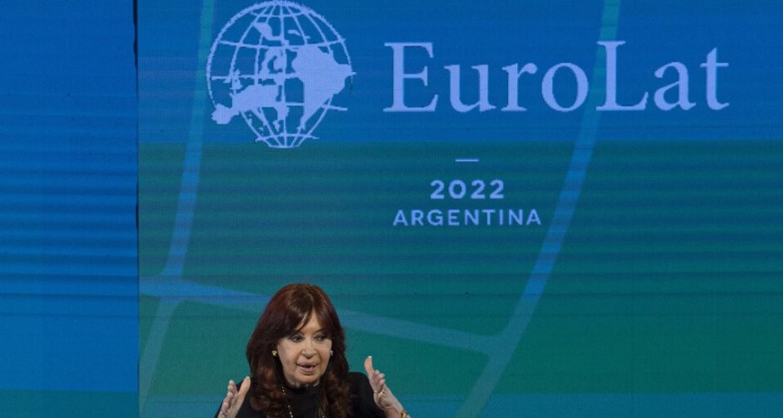 RADIOKTUBRE INFO..-  Cristina Kirchner en la EuroLat: “Las desigualdades son producto de decisiones políticas” -Por Simón Suarez..Ver mas..	