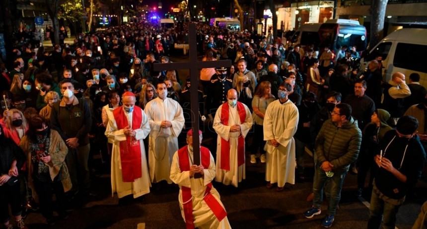 RADIOKTUBRE INFO..- Regresó el Vía Crucis a la Avenida de Mayo y fue acompañado por una multitud  -Por Simón Suarez..Ver mas..	