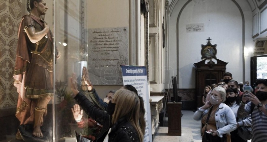 RADIOKTUBRE INFO..-  Una multitud de fieles celebra a San Expedito con el lema 