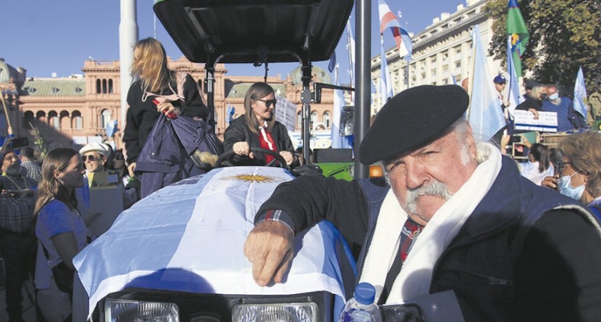 RADIOKTUBRE INFO..-  Con el PRO al comando, a la Plaza del tractorazo le sobró fervor opositor y le faltaron reclamos concretos -Por Simón Suarez..Ver mas..	