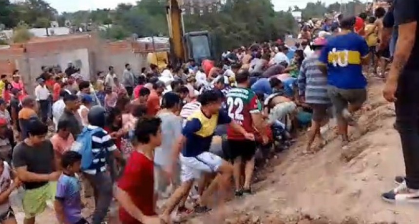 RADIOKTUBRE INFO..- VOLCÓ CAMION CON BEBIDAS -Por Simón Suarez..Ver mas..	