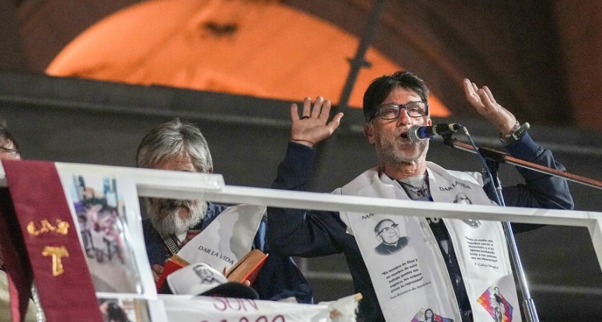 RADIOKTUBRE INFO….  Finalizó la huelga de hambre del padre Paco Olveira frente a los Tribunales …Por Simón Suarez   Ver mas….