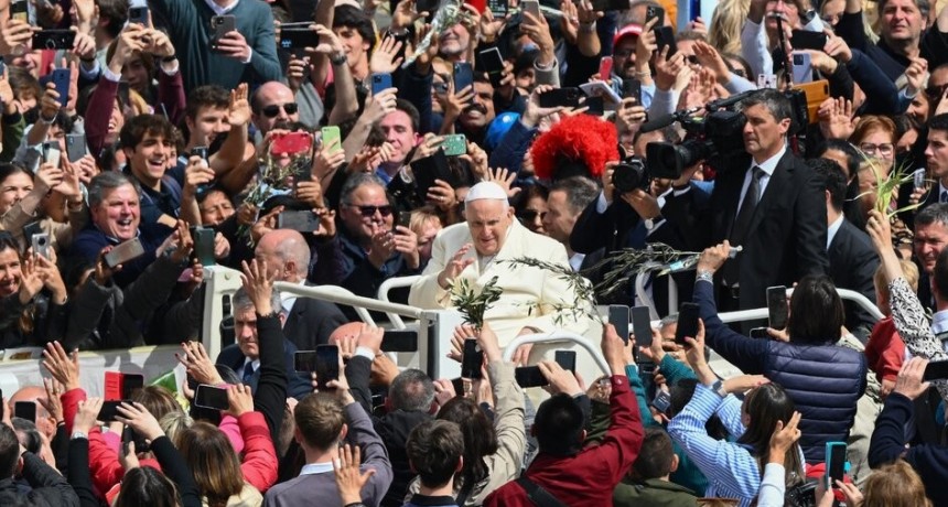 RADIOKTUBRE INFO….  Francisco presidió Domingo de Ramos y pidió no olvidar a los abandonados …Por Simón Suarez   Ver mas….