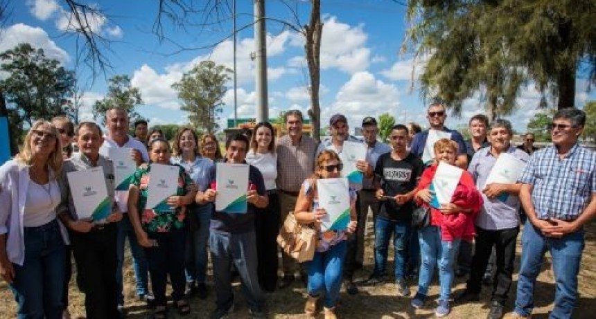 RADIOKTUBRE INFO…. Familias productoras del Sudoeste recibieron sus títulos  …Por Simón Suarez   Ver mas….