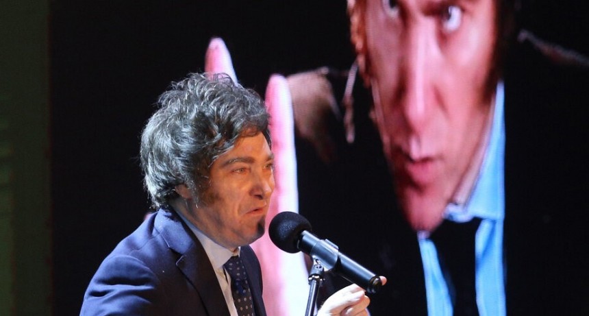 RADIOKTUBRE INFO….  Javier Milei y su plan de dolarización: dólar a 10 mil pesos …Por Simón Suarez   Ver mas….