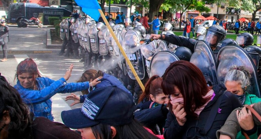 DIARIOKTUBRE INFO….  PALOS GASES Y BALAS DE GOMA COMO RESPUESTA DE AL HAMBRE.  ….Por Simòn Suàrez