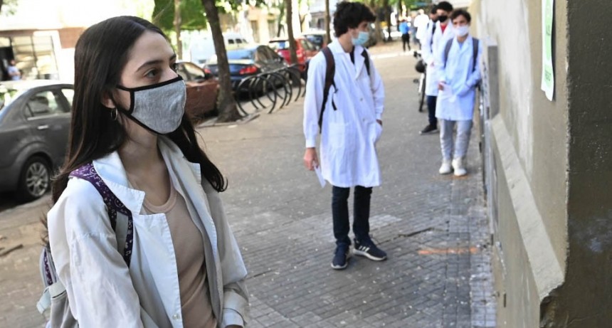 RADIOKTUBRE INFO… -Santa Fe: a la suspensión de clases presenciales se sumarán restricciones para circular- Por Simón Suárez-Ver mas…