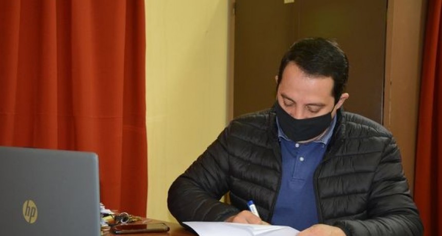 RADIOKTUBRE INFO…PAGO DE SUELDOS A EMPLEADOS MUNICIPALES DE SANTA SYLVINA-Por Simón Suarez..Ver mas…