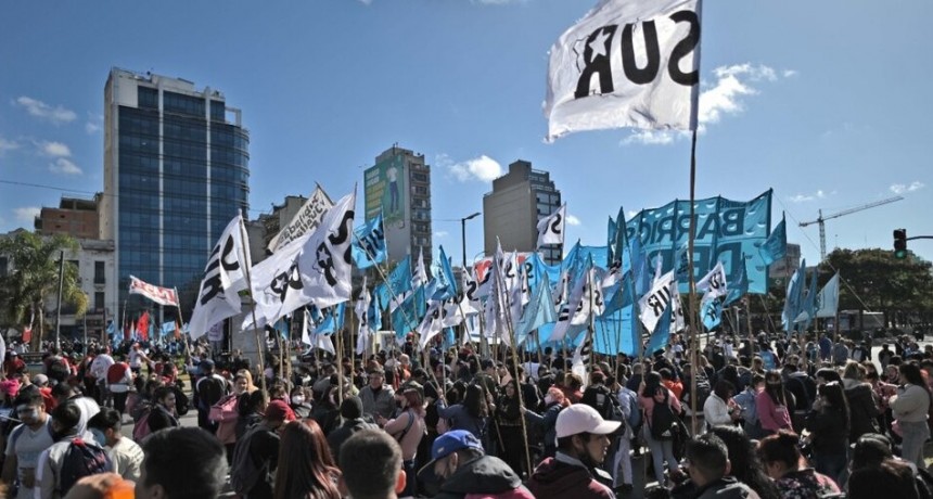 RADIOKTUBRE INFO..- La marcha federal piquetera concluye con un acto en Plaza de Mayo  -Por Simón Suarez..Ver mas..