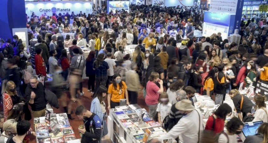RADIOKTUBRE INFO..- Después de una ausencia de dos años, la Feria del Libro confirmó su enorme masividad  -Por Simón Suarez..Ver mas..	