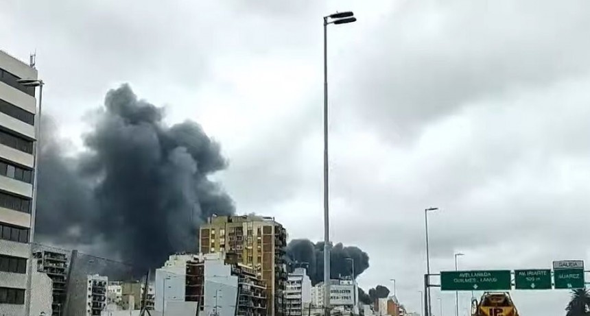 RADIOKTUBRE INFO..-  Impactante incendio en Dock Sud -Por Simón Suarez..Ver mas..	
