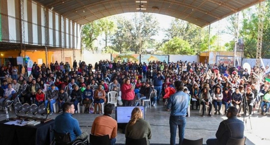 RADIOKTUBRE INFO..- El Ejecutivo adjudicó 59 nuevas viviendas a familias en multitudinario acto en Pampa del Infierno  -Por Simón Suarez..Ver mas..