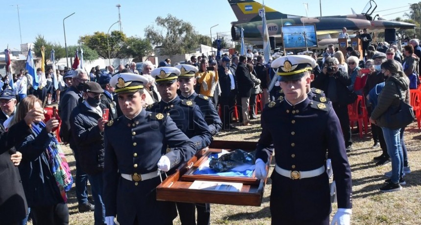 RADIOKTUBRE INFO..-  Entronizaron en el Museo Nacional de Malvinas en Oliva restos de un avión caído en 1982 -Por Simón Suarez..Ver mas..