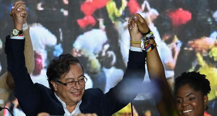 RADIOKTUBRE INFO..-  Gustavo Petro disputará la segunda vuelta con un millonario de derecha -Por Simón Suarez..Ver mas..	