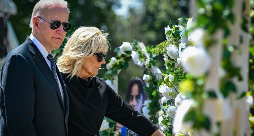 RADIOKTUBRE INFO..- Flores y rezo de Biden para las víctimas de la masacre en una escuela de Texas  -Por Simón Suarez..Ver mas..	