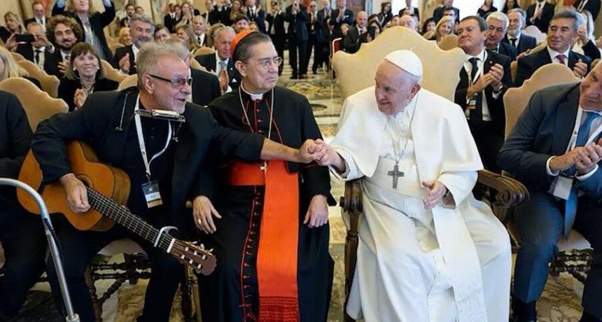 RADIOKTUBRE INFO….  LEON GIECO LLEVÓ SU HIMNO AL VATICANO …Por Simón Suarez   Ver mas….