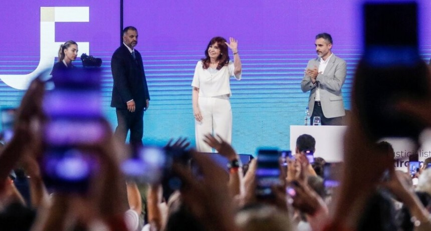  RADIOKTUBRE INFO…. El kirchnerismo prepara un acto masivo en la 9 de Julio para impulsar la candidatura de CFK  …Por Simón Suarez..Ver mas..