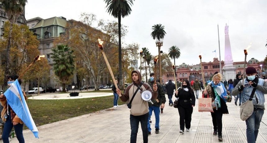RADIOKTUBRE INFO…. Cuatro veces ofreció su pistola 9 mm para matar a Cristina Kirchner  …Por Simón Suarez..Ver mas..