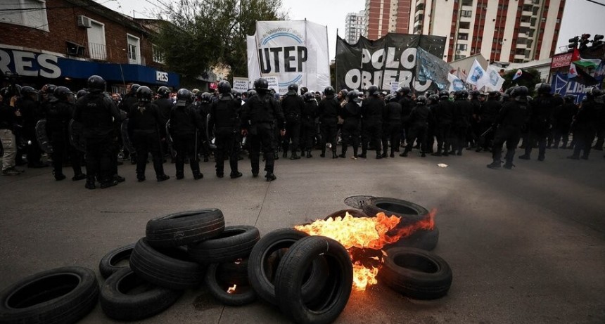 DIARIOKTUBRE INFO….ORGANIZACIONES SOCIALES LES MANDÓ POLICIAS.    ….Por Simòn Suàrez
