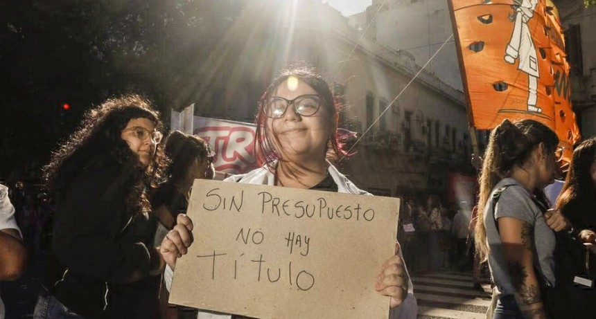 DIARIOKTUBRE INFO….  DIVIDE Y REINARÁS: EL GOBIERNO AUMENTA SOLO A LA UNIVERSIDAD DE BUENOS AIRES  ….Por Simòn Suàrez