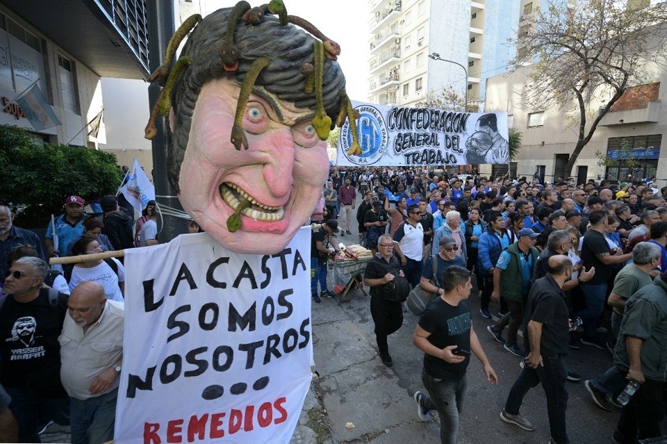 RADIOKTUBRE INFO……..   Con una multitudinaria marcha la CGT hizo oír sus reclamos al gobierno …… Por Simòn Suarez