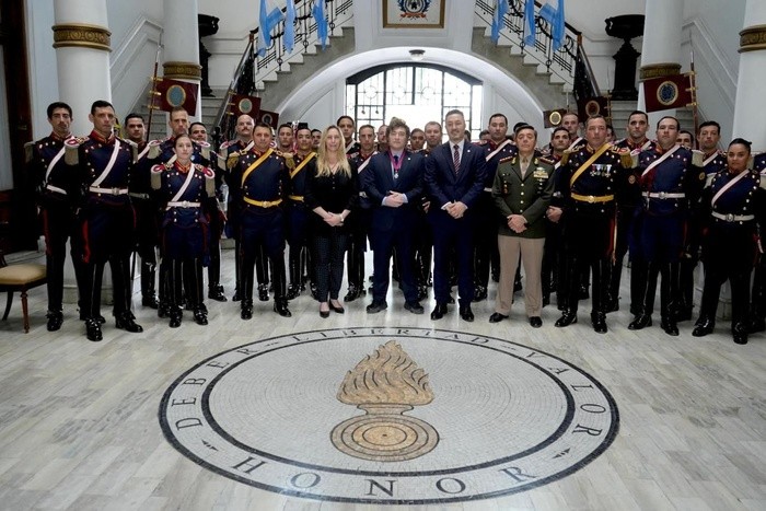 RADIOKTUBRE INFO……..  UN PRESIDENTE OBSESIONADO POR LAS MEDALLITAS  …… Por Simòn Suarez
