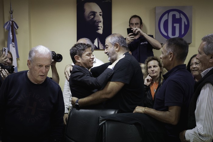 RADIOKTUBRE INFO……..  Un poco con los salarios y otro poco con Kicillof  …… Por Simòn Suarez