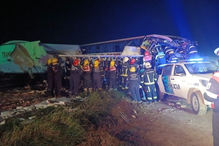 RADIOKTUBRE INFO……..  Choque frontal entre un micro y un camión en Ruta 3: al menos cuatro muertos  …… Por Simòn Suarez