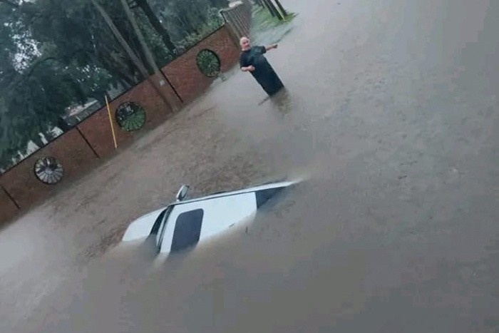 RADIOKTUBRE INFO……..  El temporal dejó a la ciudad de Zárate aislada: 