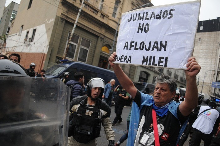 RADIOKTUBRE INFO……..  Los jubilados se vuelven a movilizar frente al Congreso  …… Por Simòn Suarez