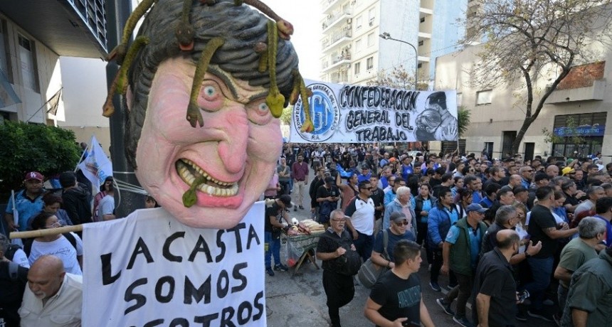 RADIOKTUBRE INFO……..   Con una multitudinaria marcha la CGT hizo oír sus reclamos al gobierno …… Por Simòn Suarez