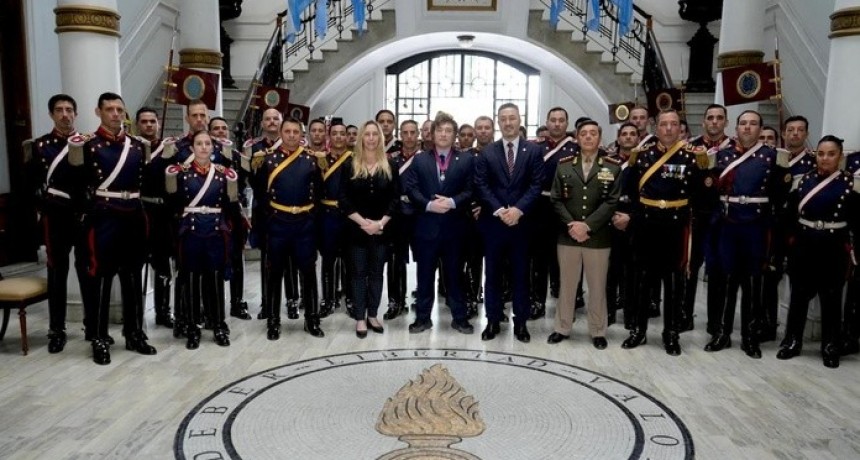 RADIOKTUBRE INFO……..  UN PRESIDENTE OBSESIONADO POR LAS MEDALLITAS  …… Por Simòn Suarez