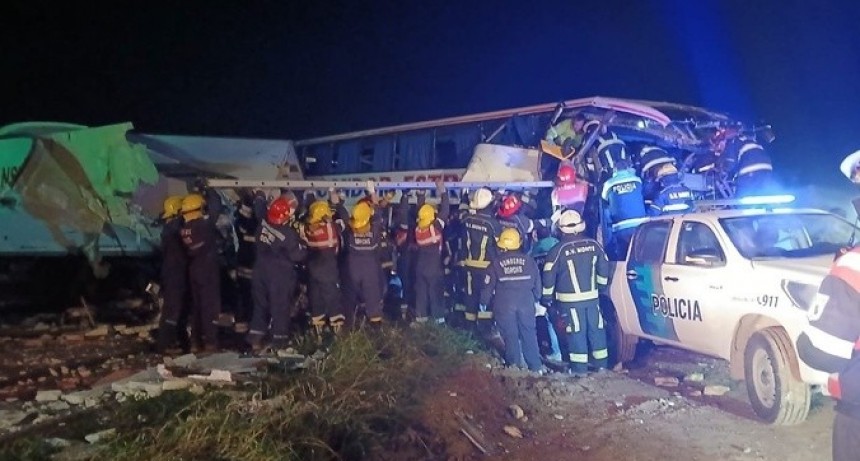 RADIOKTUBRE INFO……..  Choque frontal entre un micro y un camión en Ruta 3: al menos cuatro muertos  …… Por Simòn Suarez