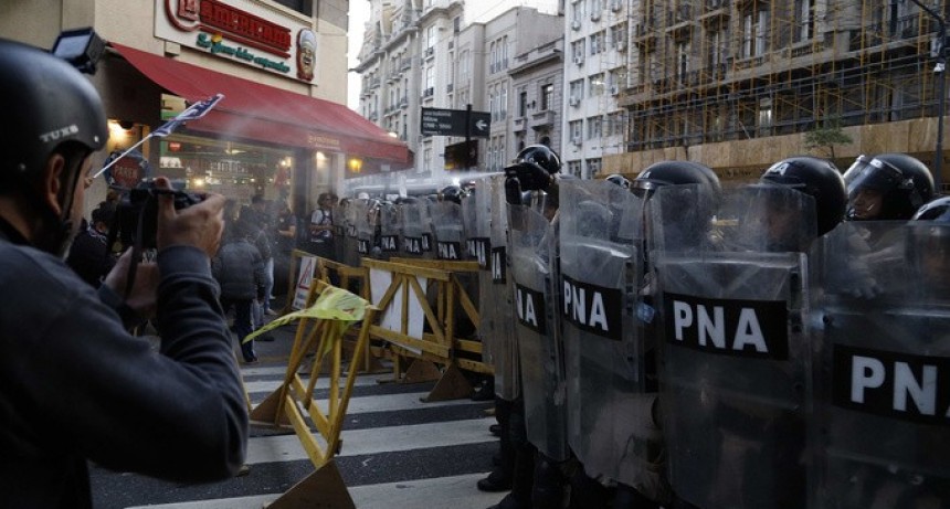 RADIOKTUBRE INFO……..   OTRO MIÉROLES DE REPRESIÓN A JUBILADOS  …… Por Simòn Suarez