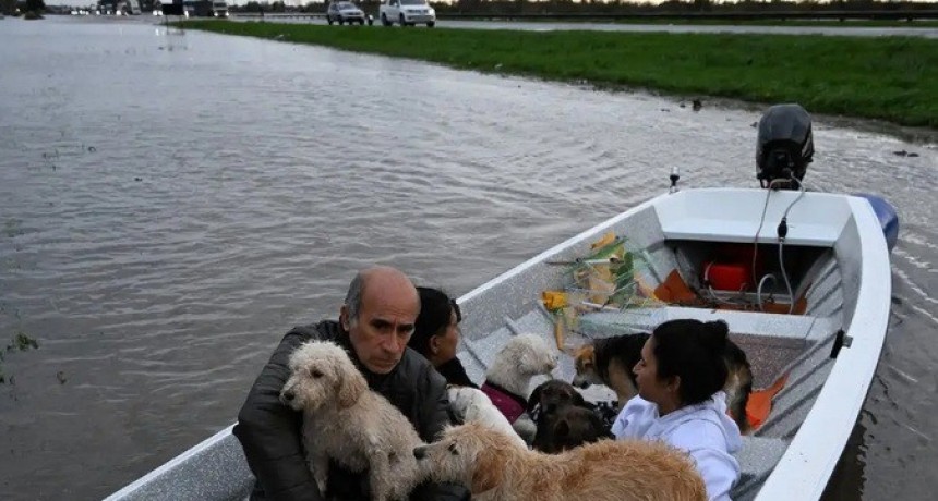 RADIOKTUBRE INFO……..  Temporal: ya son dos los muertos en Buenos Aires y hay 7 millones de hectáreas afectadas  …… Por Simòn Suarez